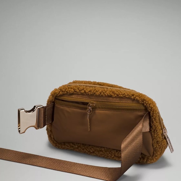 Lululemon Everywhere Fleece Belt Bag in Burnt Caramel - Picture 2 of 6